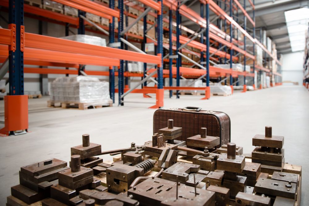 Zabytkowe narzędzia i walizka podróżna