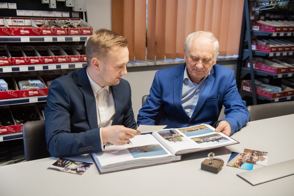 Zabytkowe narzędzia i walizka podróżna