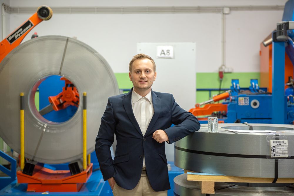 Zabytkowe narzędzia i walizka podróżna