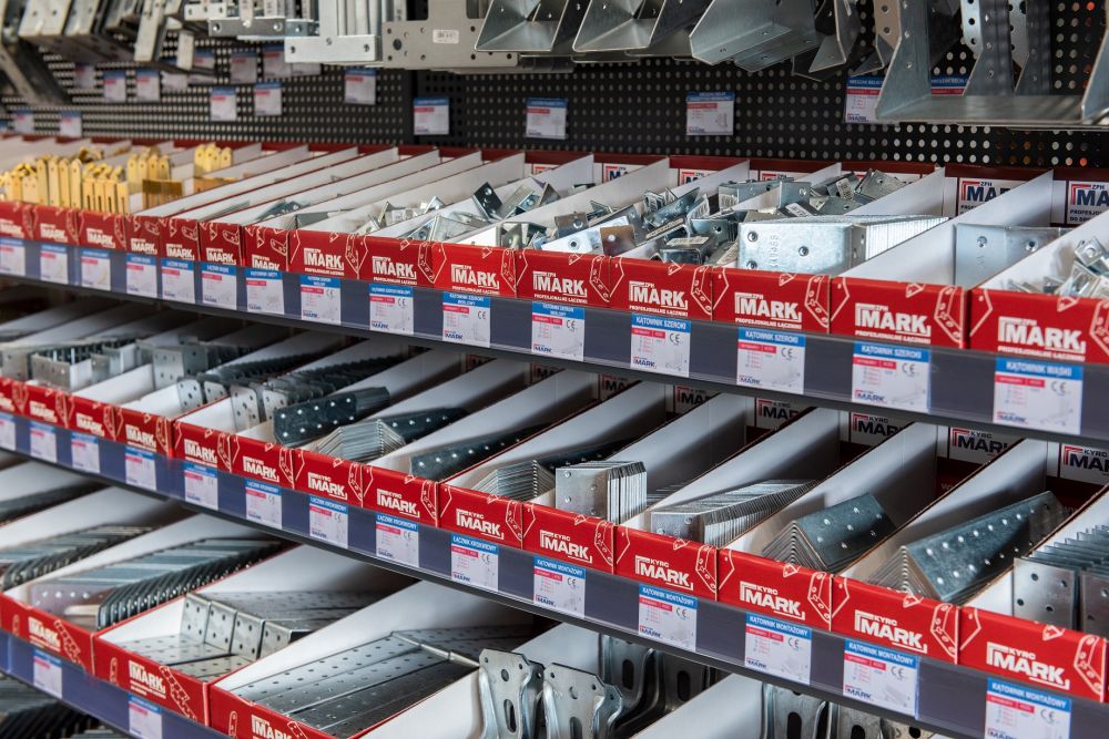 Zdjęcie systemu półek w sklepie