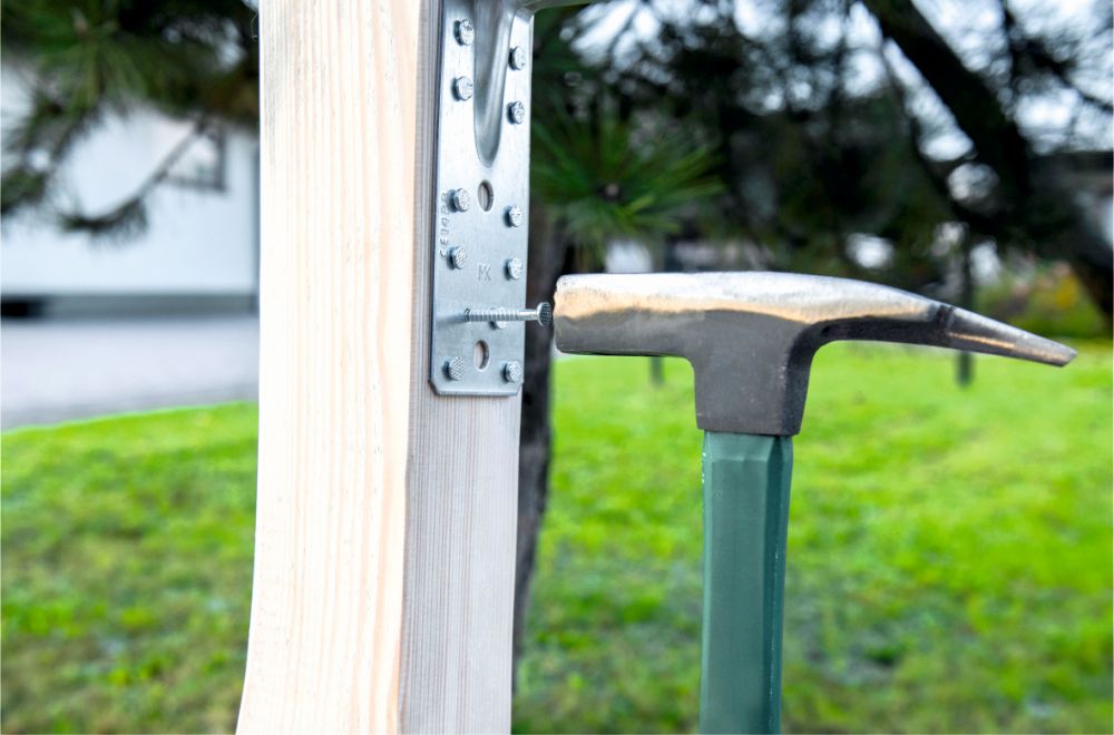 Zdjęcie kątownika z wbijanym gwoździem z katalogu lub broszury